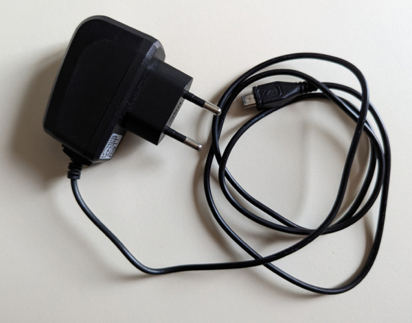 CHARGEURSECTEURMICROUSB01